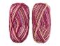 Twee bollen multicolor garen in roze en beige tinten.