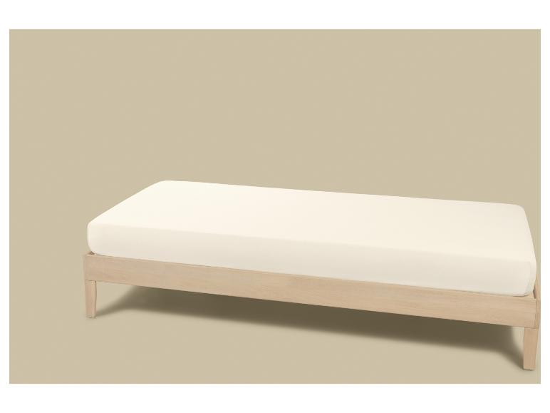 Eenpersoonsbed met houten frame en wit matras