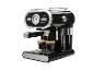 Zwart espressomachine met chromen details, die twee koffies in glazen kopjes zet.