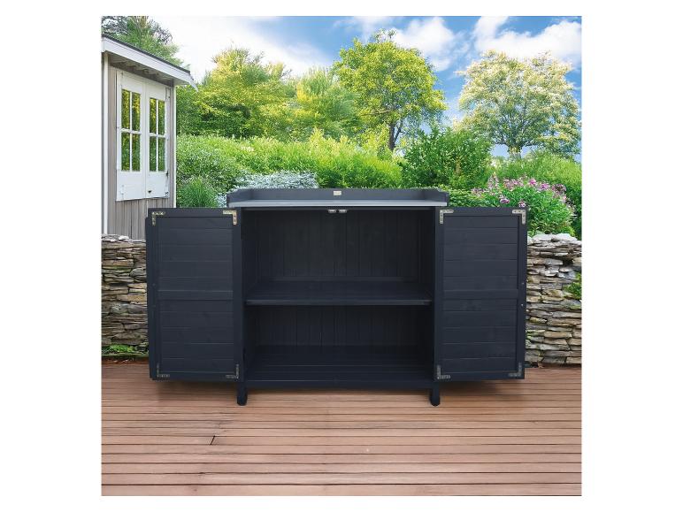 Donkergrijze buitenkast met open deuren op een houten terras, omringd door groen.