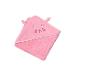 Roze babyhanddoek met capuchon en geborduurd beertjesgezicht.
