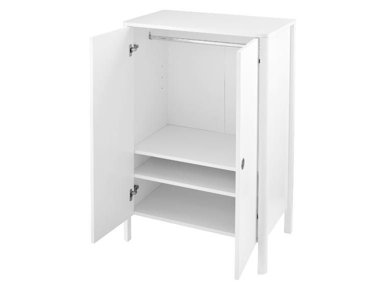 Witte kast met planken en kledingroede.