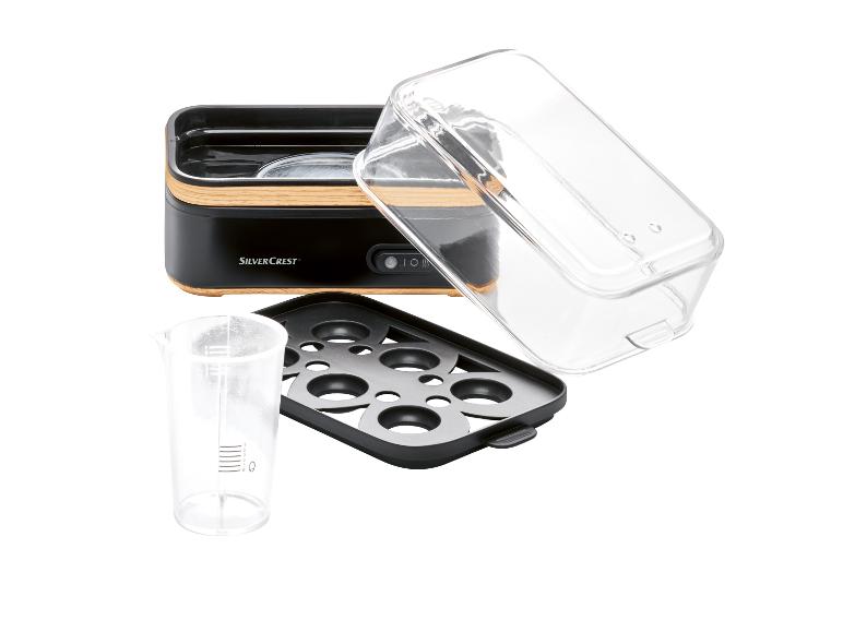 SilverCrest eierkoker: kookapparaat, transparant deksel en maatbeker.