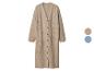 Lange beige gebreide cardigan met knopen en kleurstalen.