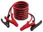 Rode en zwarte startkabels met klemmen op een witte achtergrond.