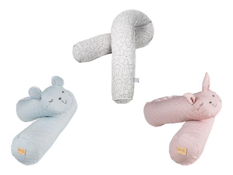 Drie voedings- of babyondersteunende kussens in wit, blauw en roze, met konijnenpatronen.