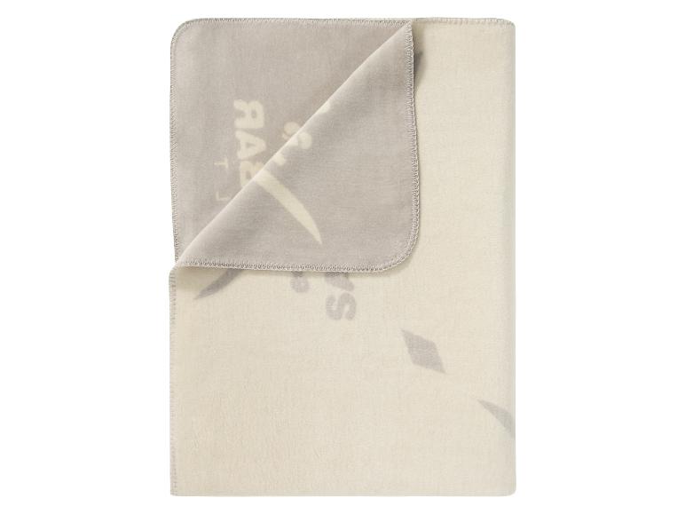 Een grijs en wit plaid met het logo van 'Ray-Ban'.