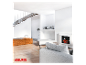 Moderne woonkamer met open haard, trap en BAUFix meubels.