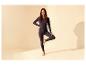 Dames thermoshirt met lange mouwen en legging in een yogahouding.