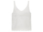 Wit gebreid tanktop met V-hals.