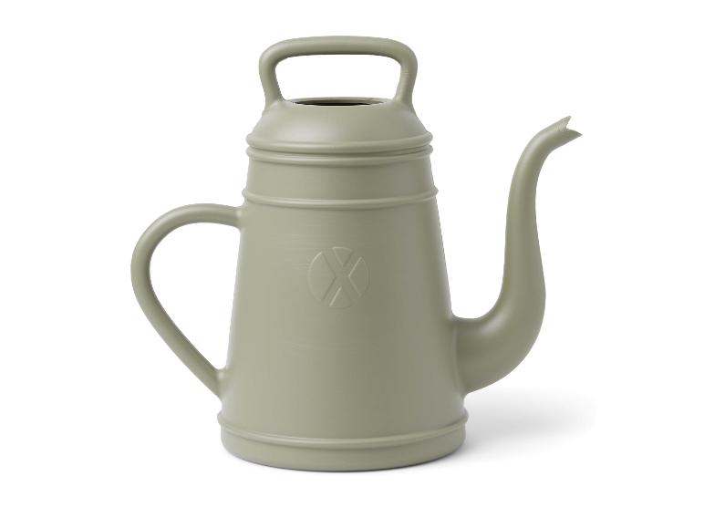 Groene gieter met lange tuit en handvat op een witte achtergrond.