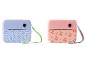 Twee kindercamera's, één blauw met stippen en één roze met kersen.
