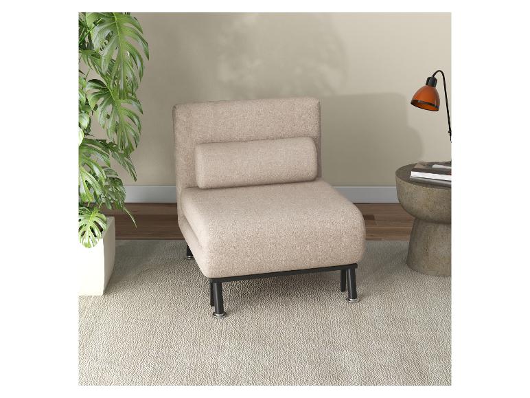 Beige loungestoel met kussen, naast plant en bijzettafel met lamp.