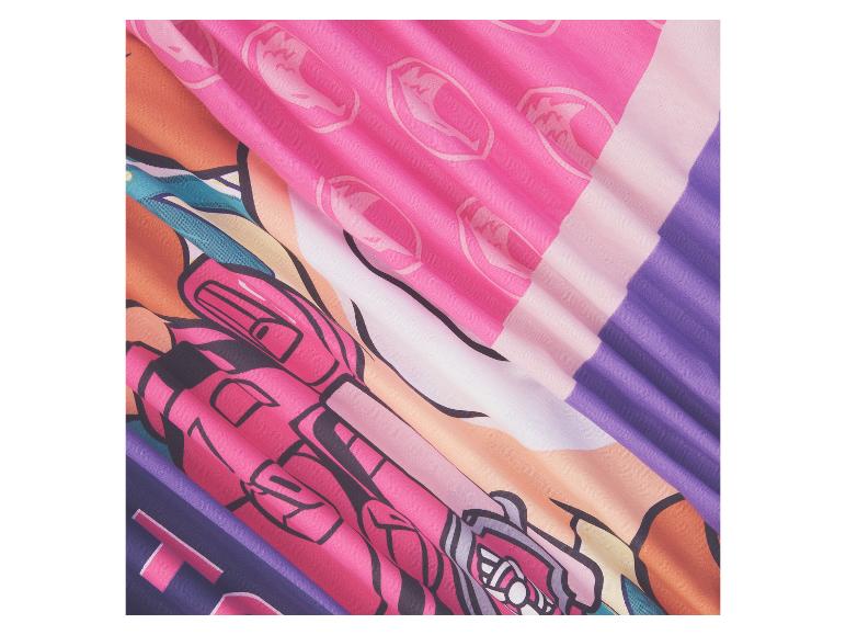 Kleurrijke stoffen met robotmotieven en geometrisch design.