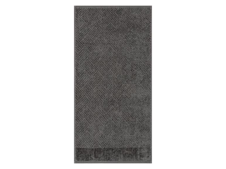 Een donkergrijze handdoek met een geweven patroon.