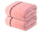 Twee roze badhanddoeken met een rood-witte rand.