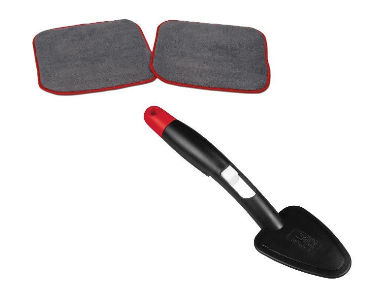 Twee microvezel doeken en een zwarte raamwisser met rode handgreep.