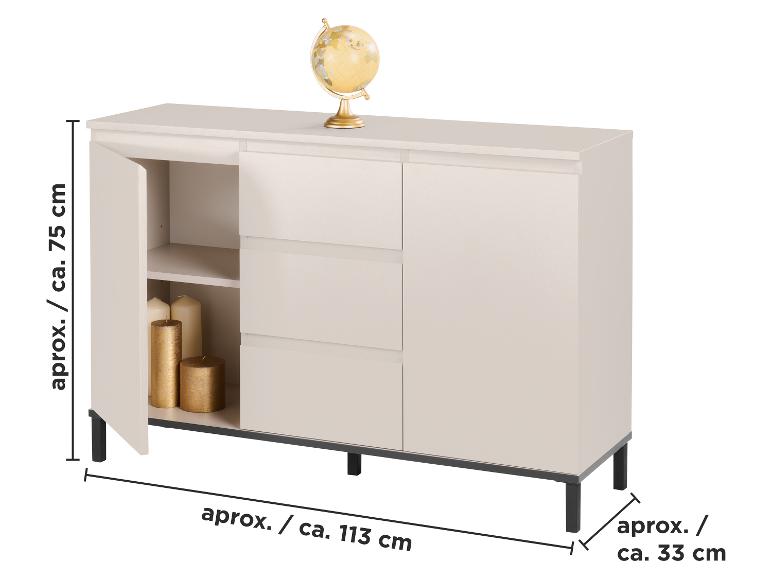 Crèmekleurige ladekast met drie lades en open plank, met wereldbol erop, afmetingen: 75x113x33 cm.