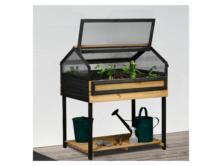 Houten verhoogde moestuinbak met transparante afdekking, planten en tuingereedschap