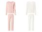 Twee sets pyjama's: één roze met een vestje en lange broek, en één witte met een shirt en lange broek.