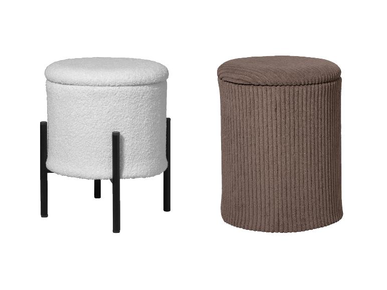 Twee ronde opbergpoefs: een witte van bouclé stof met zwarte poten en een bruine geribbelde.