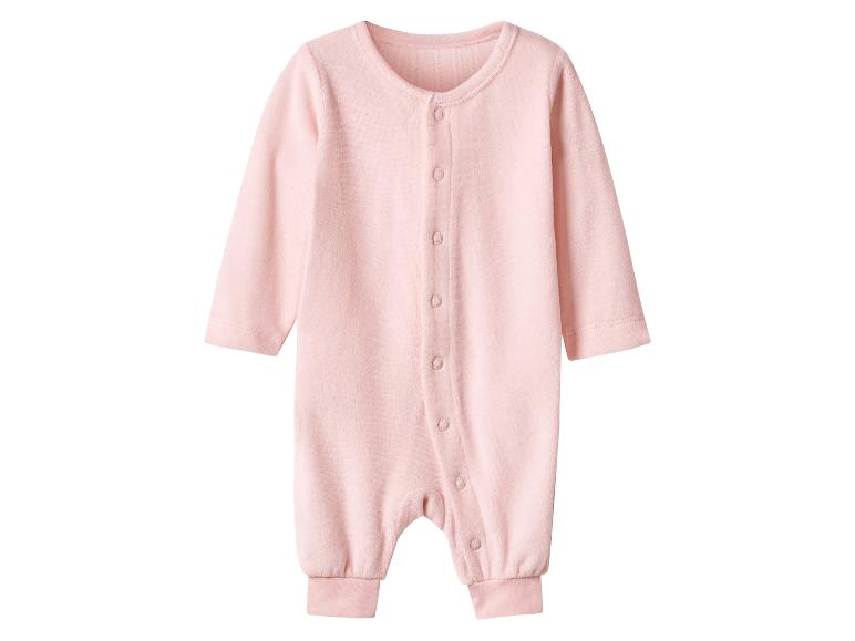 Roze babyboxpakje met lange mouwen en knoopjes aan de voorkant.