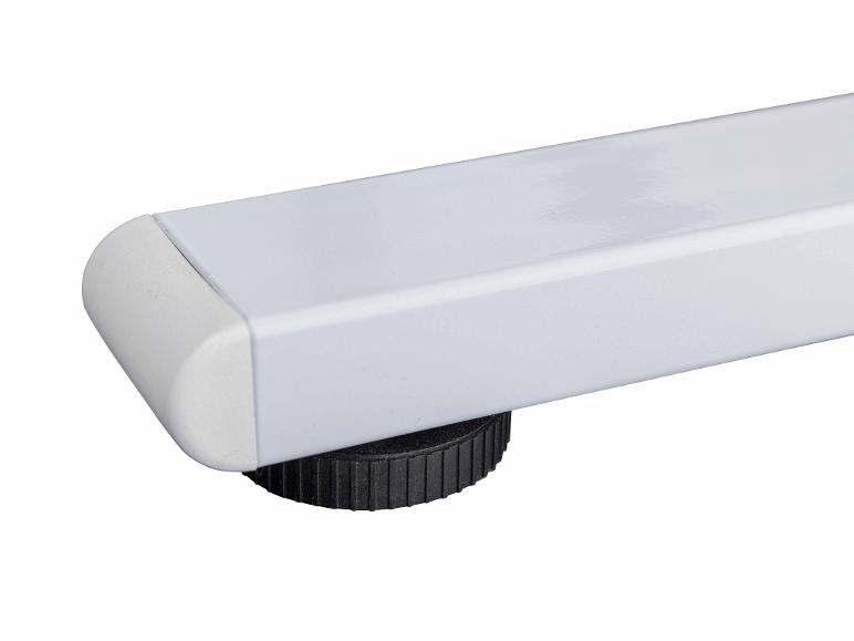 Detail van een witte metalen tafelpoot met een zwarte plastic voet.