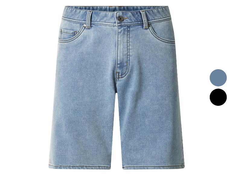 Lichtblauwe denim shorts met zak- en knoopdetails, met blauwe en zwarte kleurstalen.