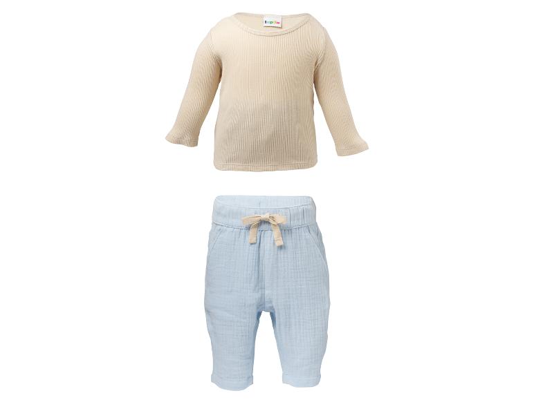 Babyset: beige geribbelde top met lange mouwen en lichtblauwe mousseline broek.