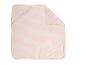 Roze en wit gestreepte babydeken met een gevouwen hoek