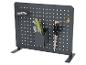 Grijs pegboard met bureauaccessoires: potloden, schaar en decoratieve tapes.