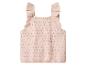 Lichtroze gebreide babytop met ruches op de schouders en ajourpatroon.