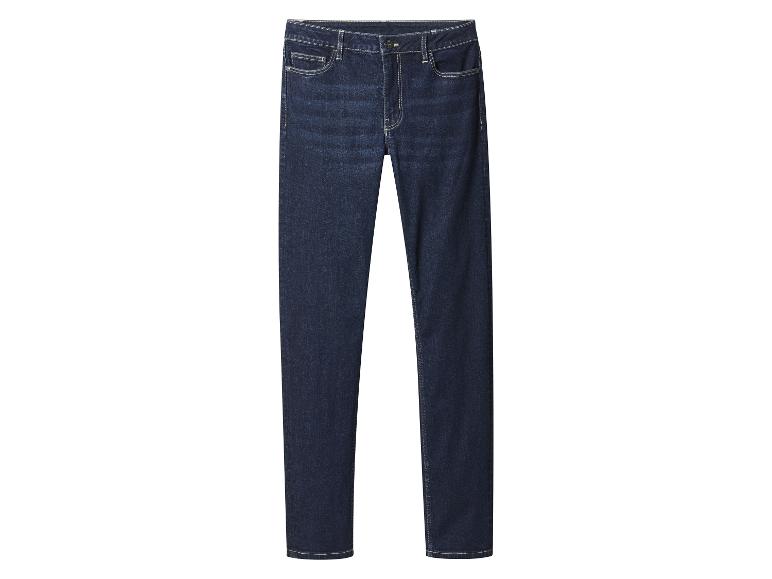 Donkerblauwe jeans met contrasterende stiksels.
