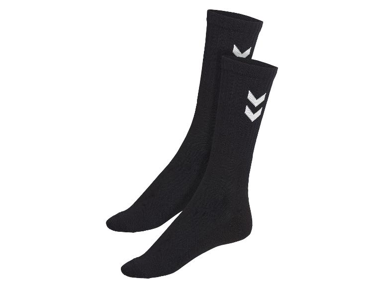 Twee paar zwarte Hummel sokken met witte chevron logo's.