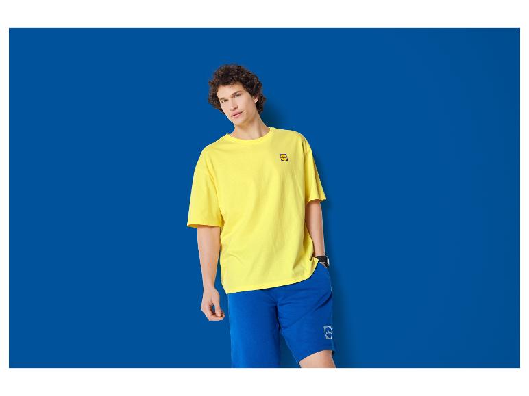 Man in geel T-shirt en blauwe korte broek met Lidl-logo.