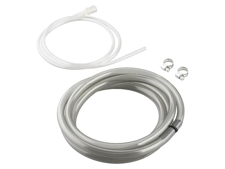 Twee transparante slangen en twee metalen klemmen op een witte achtergrond.