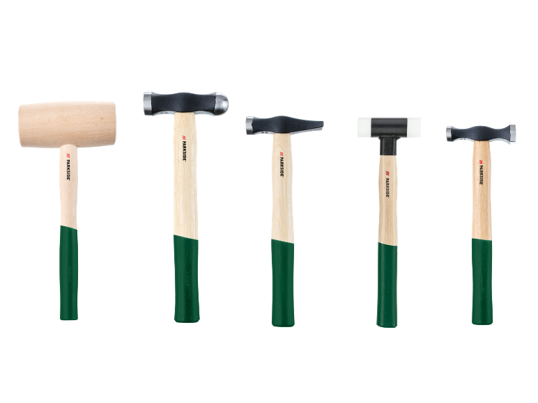 Vijf verschillende soorten hamers met houten stelen op een rij tegen een zwarte achtergrond.
