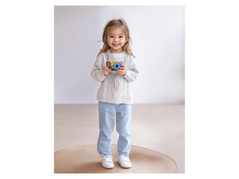 Jong meisje met een Paw Patrol speelgoedcamera.