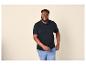 Lachende man in een zwart poloshirt en blauwe jeans