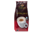Pak oploscappuccino met een kop koffie op een rode achtergrond.