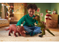 Kind speelt op het tapijt met Triceratops en Tyrannosaurus Rex dinosaurus speelgoed.