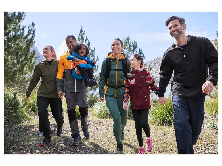 Een gezin geniet van een wandeling in sportkleding.