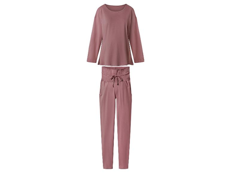 Tweedelige roze pyjamaset met een top met lange mouwen en een broek.