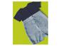 Marineblauwe en denim babyromper met drukknopen, op een limoengroene achtergrond.