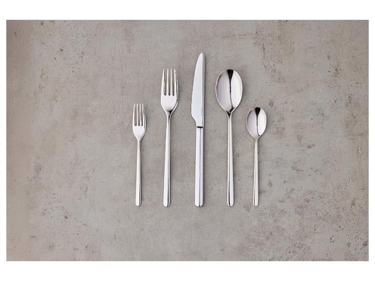 Roestvrijstalen bestekset, met twee vorken, een mes en twee lepels, op een grijs oppervlak.
