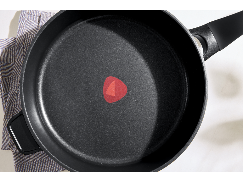 Inzoomen van bovenaf op een zwarte pan met een rode warmte-indicator.