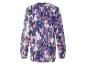 Een paarse blouse met een abstract print.