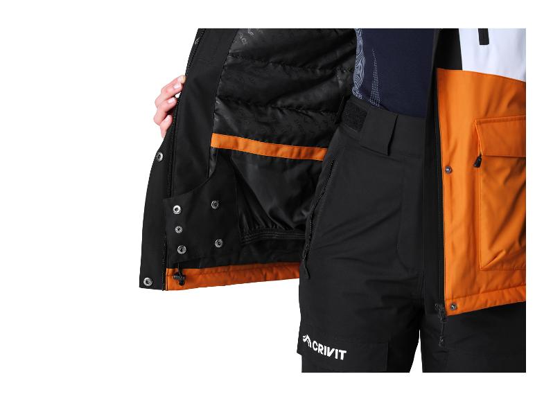 Close-up van een zwarte en oranje winterjas met een zwarte broek.