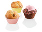 Twee muffins met chocolade en een cupcake met roze glazuur.