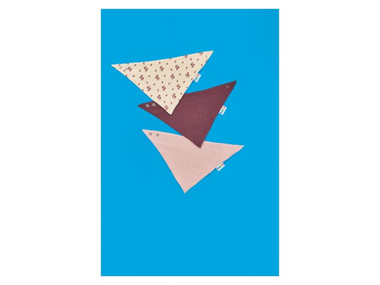 Drie driehoekige baby slabbetjes in diverse kleuren en patronen, waaronder bloemen.